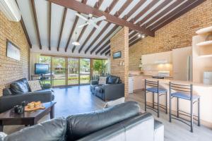 Kuchyň nebo kuchyňský kout v ubytování Bay Parklands 6, 2 Gowrie Ave - pool, Wi-Fi family holiday