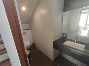 Bilik mandi di Harmony Villa, piscine privée à débordement vue mer !