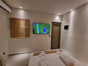 Giường trong phòng chung tại Trees Art Hotel & Suites