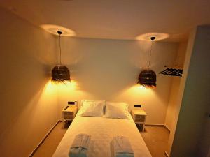 Giường trong phòng chung tại Trees Art Hotel & Suites