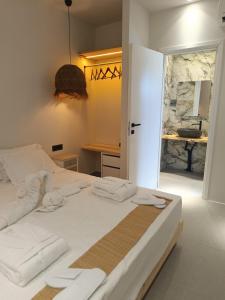 Giường trong phòng chung tại Trees Art Hotel & Suites