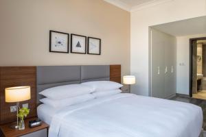 เตียงในห้องที่ Le Mirage Downtown