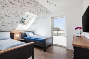 Giường trong phòng chung tại Ferienhaus Backstein Huus für Familien, Gruppen und Auszeit-Liebende!