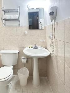Ένα μπάνιο στο SJ SUITES HOTEL