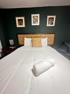 Ένα ή περισσότερα κρεβάτια σε δωμάτιο στο SJ SUITES HOTEL