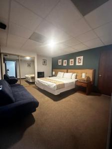 Ένα ή περισσότερα κρεβάτια σε δωμάτιο στο SJ SUITES HOTEL