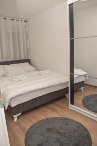 Ένα ή περισσότερα κρεβάτια σε δωμάτιο στο Apartman PLAN B