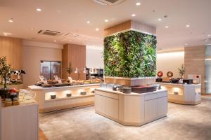熊本HOTEL MYSTAYS Kumamoto Riverside的中间有大型水族馆的商店