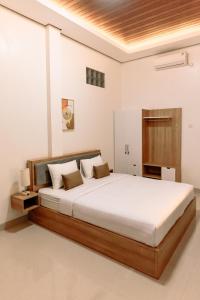 a bedroom with a large bed in a room at SALU AMAANA Residence Syariah in Wonosobo