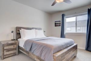 Un dormitorio con una cama grande y una ventana. en Mountain View Haven in Belgrade, en Belgrade