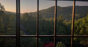 una finestra con vista sulle montagne di Zeeenu Abode Yercaud by GD a Yercaud