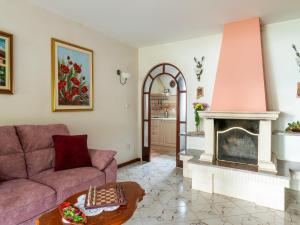 Posezení v ubytování Holiday Home in Brtonigla with Private Pool + 32 fotografií