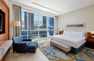 Tempat tidur dalam kamar di DoubleTree by Hilton Dubai Jumeirah Beach