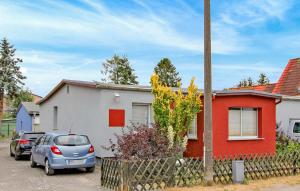 une voiture garée dans un parking à côté d'une maison dans l'établissement Ferienhaus Zinnowitz Seebad, à Zinnowitz