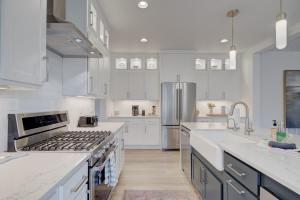 Η κουζίνα ή μικρή κουζίνα στο Yellowstone Country Outdoor Adventures Sleeps 6