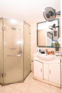 ハノイにあるHomestay Luxury HaNoiのシャワーと洗面台付きのバスルーム