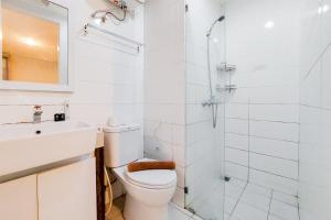 Koupelna v ubytování Comfort Stay Apartment 1BR at Tuscany Residences By Travelio + 9 fotografií