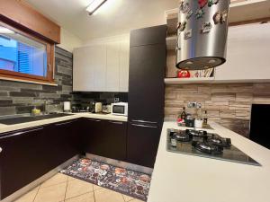 una cucina con lavandino e piano cottura di Casa BERTO Anagnina a La Romanina Altre 23 foto