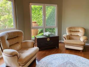 Aussie Escape Poolside Comfort and Relaxation的休息区