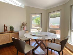 Aussie Escape Poolside Comfort and Relaxation的休息区