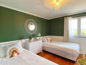 Aussie Escape Poolside Comfort and Relaxation客房内的一张或多张床位