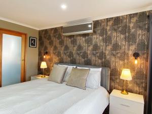 Aussie Escape Poolside Comfort and Relaxation客房内的一张或多张床位