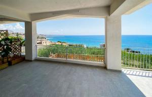 un gran balcón con vistas al océano en 3 Bedroom Cozy Home In Sciacca, en Sciacca