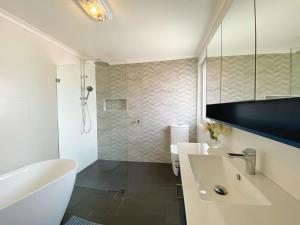 Aussie Escape Poolside Comfort and Relaxation的一间浴室