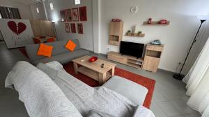 TV a/nebo společenská místnost v ubytování Patras Juliet House