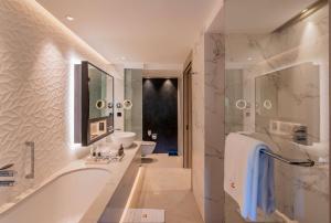 Kwetu Nairobi, Curio Collection By Hilton的一间浴室