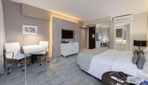 Uma TV ou centro de entretenimento em Radisson Blu Belo Horizonte Savassi