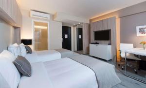 Cama ou camas em um quarto em Radisson Blu Belo Horizonte Savassi mais 37 fotos