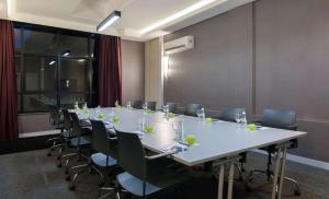 Área de negócios e/ou sala de conferências em Radisson Blu Belo Horizonte Savassi