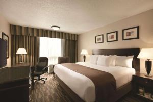 una camera d'albergo con un letto grande e una finestra di Radisson Hotel Louisville North a Jeffersonville