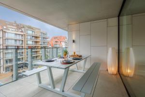 ein Esszimmer mit einem Tisch und einem großen Fenster in der Unterkunft The CORNR Hotel in Nieuwpoort