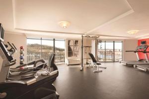 Fitness centrum a/nebo fitness zařízení v ubytování Radisson Hotel Cincinnati Riverfront