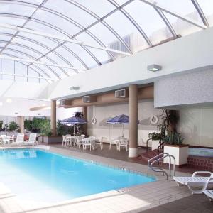 Bazén v ubytování Radisson Hotel Bismarck nebo v jeho okolí