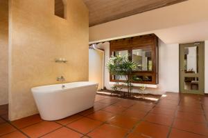 A bathroom at Jetwing Lagoon Wellness, A Luxury Reserve - Adults Only
