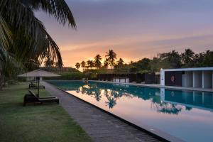 The swimming pool at or close to Jetwing Lagoon Wellness, A Luxury Reserve - Adults Only