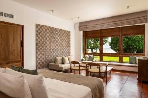A seating area at Jetwing Lagoon Wellness, A Luxury Reserve - Adults Only