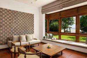 A seating area at Jetwing Lagoon Wellness, A Luxury Reserve - Adults Only