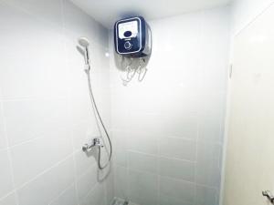 Bilik mandi di Best Deal and Homey Studio Apartment Amartha View By Travelio