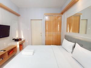 Katil atau katil-katil dalam bilik di Best Deal and Homey Studio Apartment Amartha View By Travelio