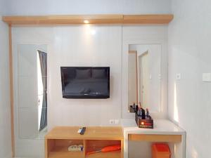 Televisyen dan/atau pusat hiburan di Best Deal and Homey Studio Apartment Amartha View By Travelio