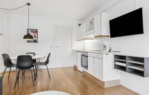 Nhà bếp/bếp nhỏ tại Nice Apartment In Dueodde