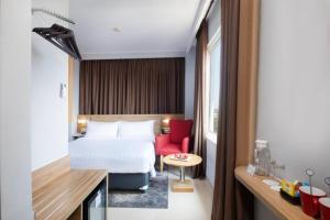 Postel nebo postele na pokoji v ubytování Hotel NEO Cirebon by ASTON + 37 fotografií