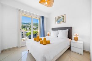 Ένα ή περισσότερα κρεβάτια σε δωμάτιο στο Rives d'or, Superbe 2p traversant, vue imprenable sur la mer