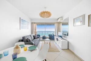 Χώρος καθιστικού στο Rives d'or, Superbe 2p traversant, vue imprenable sur la mer