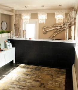 baño con encimera negra y pared negra en Willow Bend Motel, en Truro