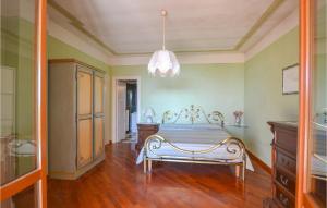 A bed or beds in a room at Beautiful Home In Castiglion Fiorentino